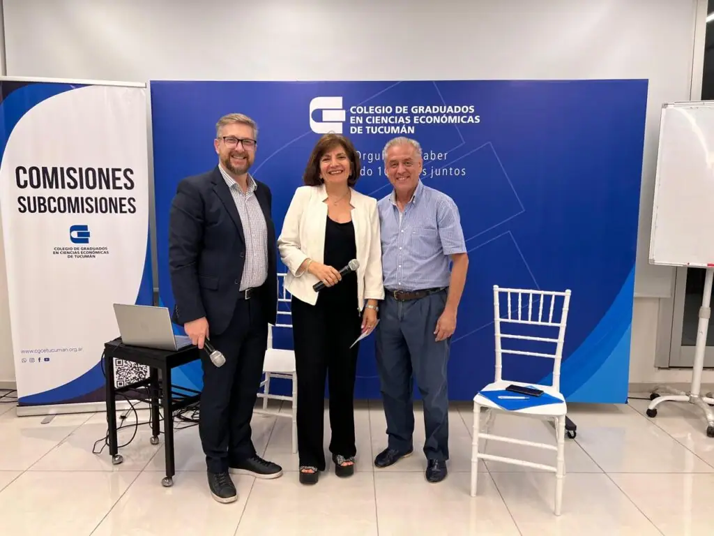 Foto Patricia Malla con colegas de la FACPCE